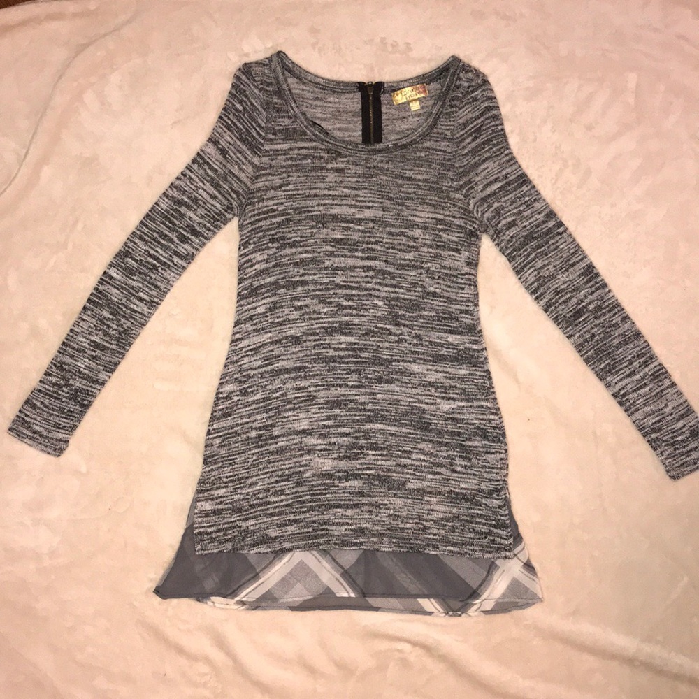 Gray tunic sweater with plaid underlay